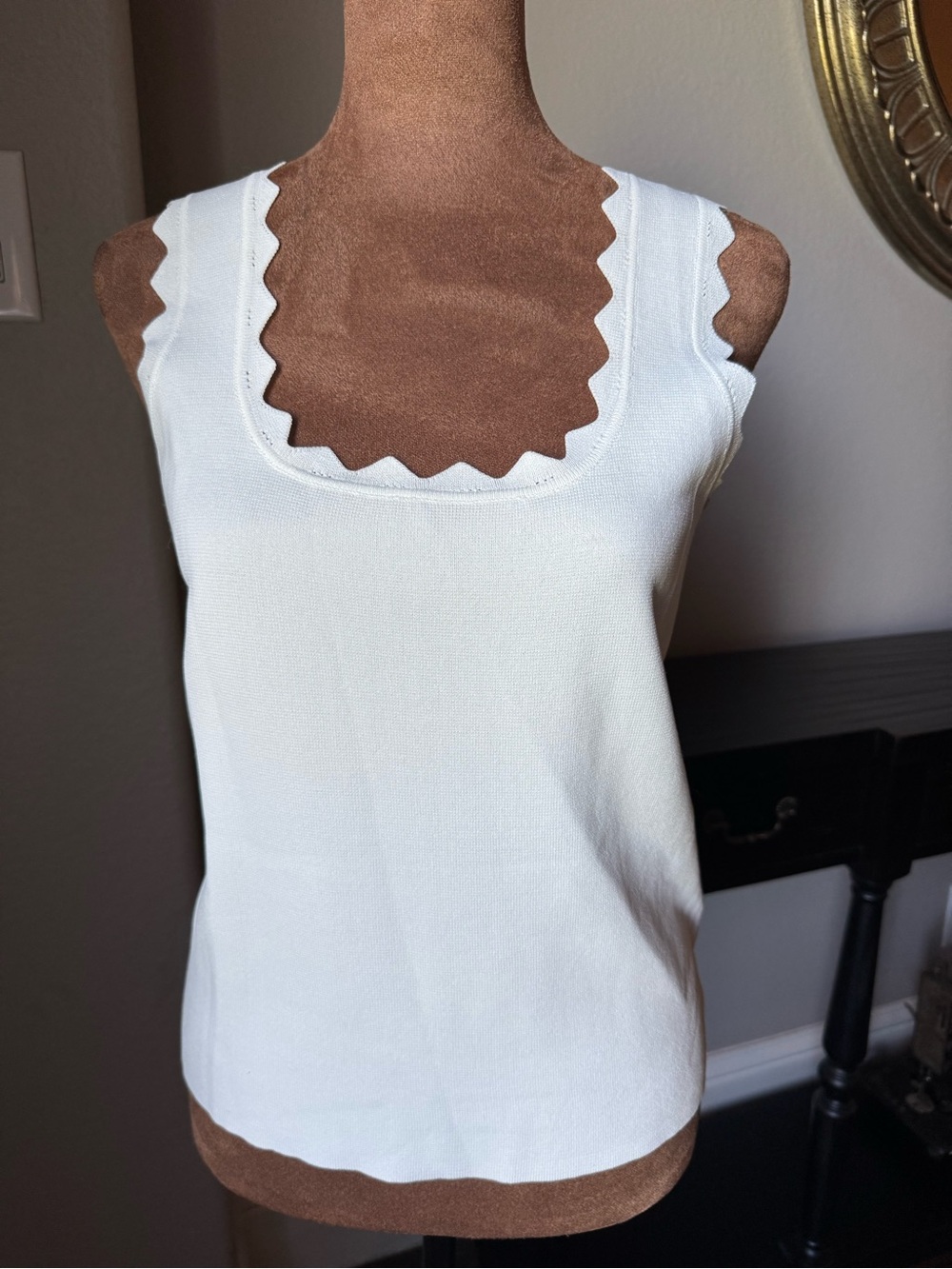 Tuckernuck NWOT Ric Rac Compression Tank White Scallop-Trim Knit Large - Picture 2 of 10